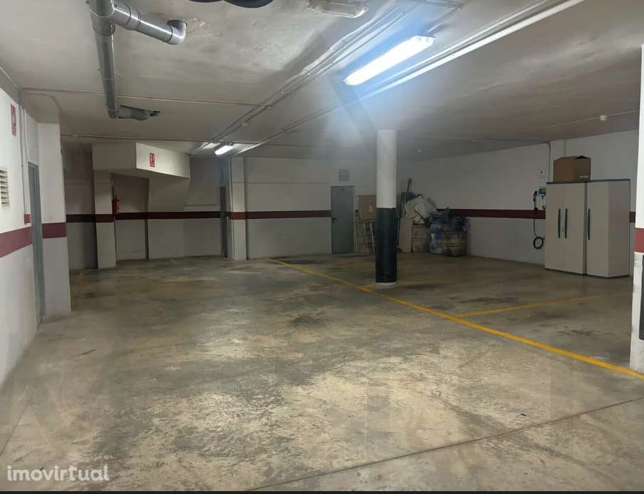 Garagem Espaçosa com Luz Natural em Lisboa - Grande imagem: 2/3