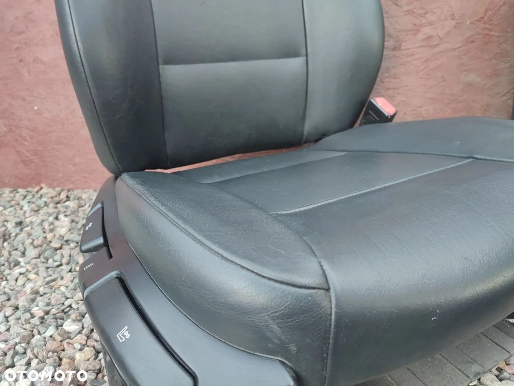 BMW E46 SEDAN ORYGINALNY KOMPLET FOTELI SKÓRZANYCH + KANAPA TYŁ SKŁADANA + BOCZKI EUROPA POD PODUSZKI AIR-BAG O NR. 52 20 8 214 940 / 52 20 8 214 970 / 52 10 8 214 910 OEM  W DOBRYM STANIE - 31