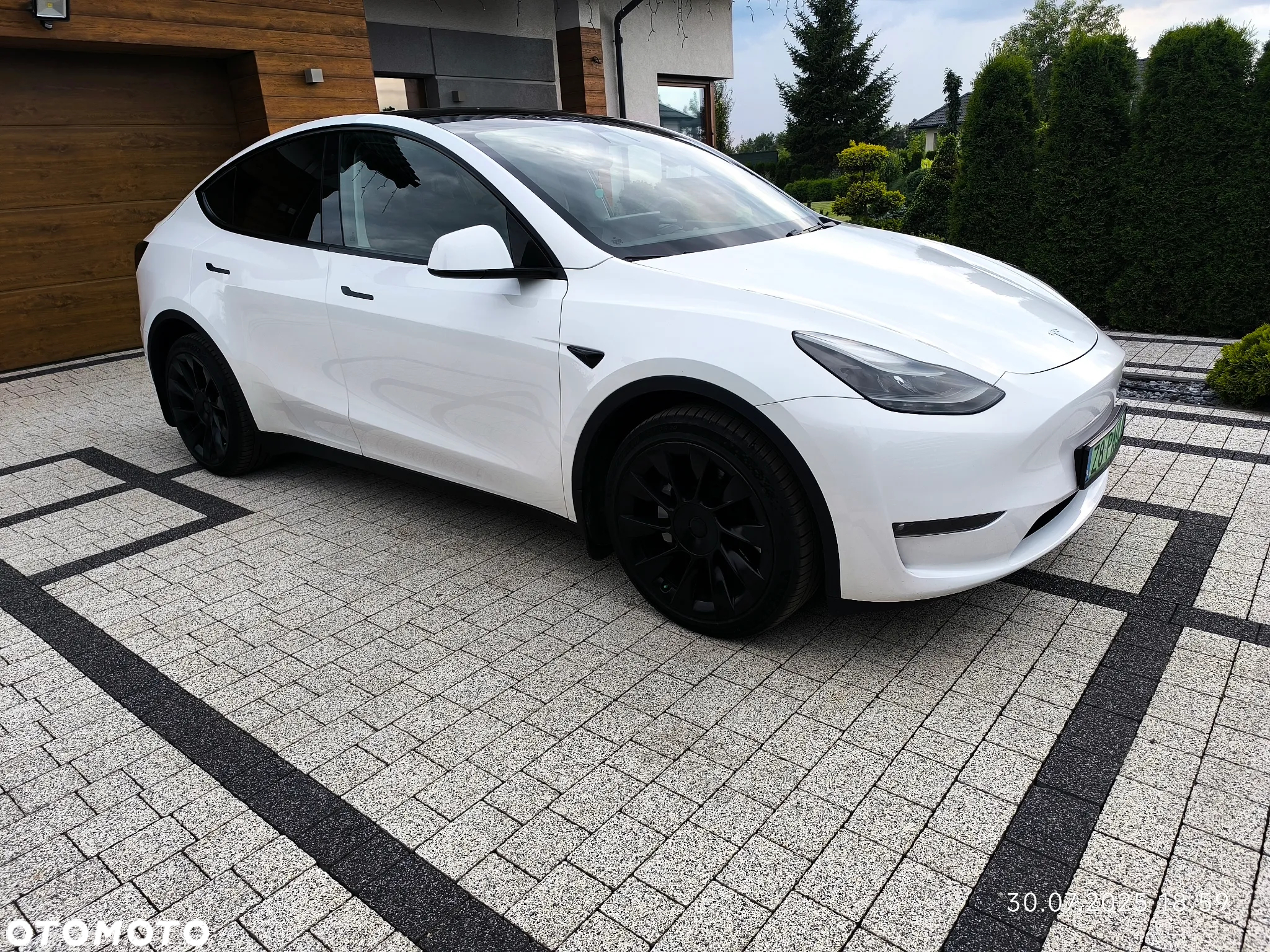 Tesla Y Long Range AWD - 12