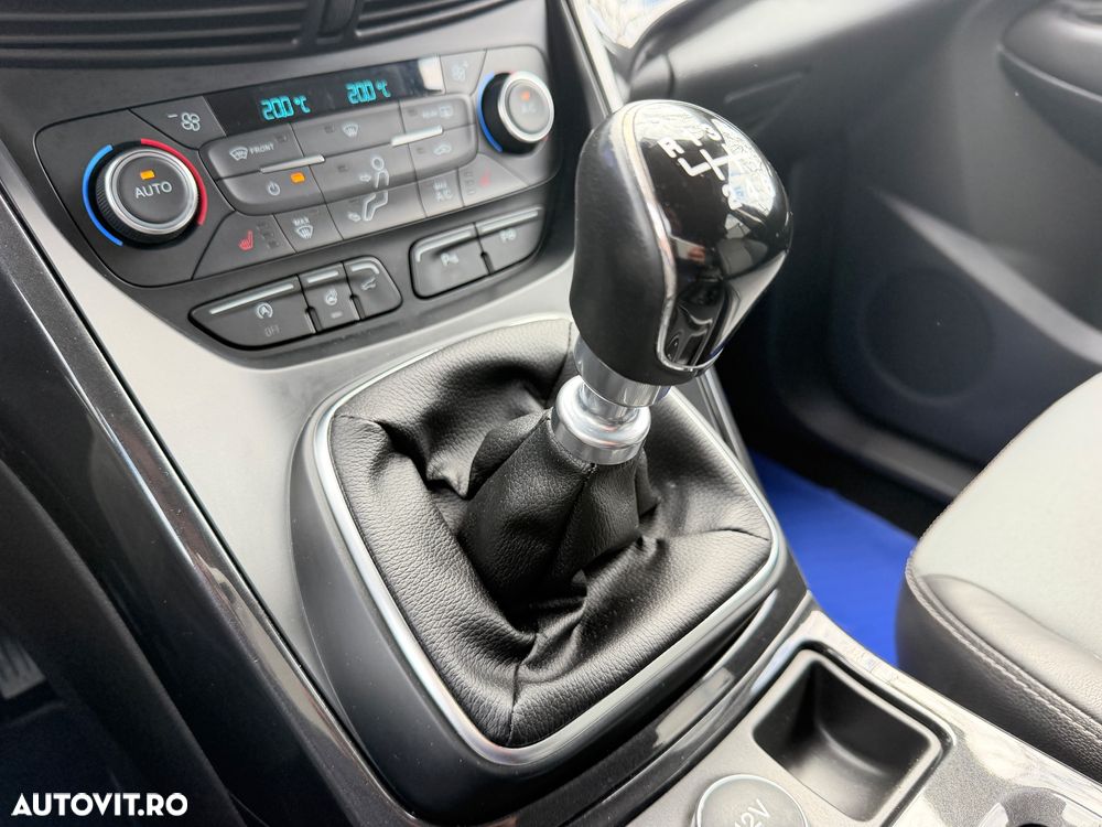 Ford Kuga 1.5 EcoBoost 2x4 Titanium - 24