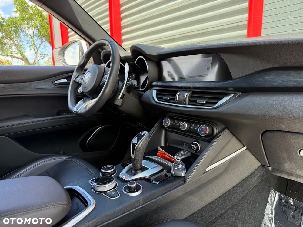 Alfa Romeo Stelvio - 14