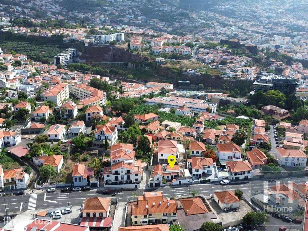 Moradia T4 de 3 Pisos com Jardim, Terraços e Estacionamento Privado... - Grande imagem: 3/45