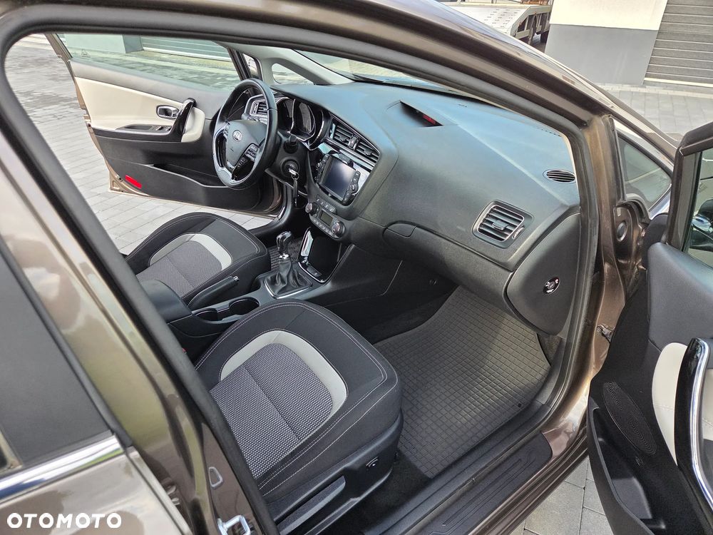 Kia Ceed 1.6 GDI ISG Platinum Edition - 20