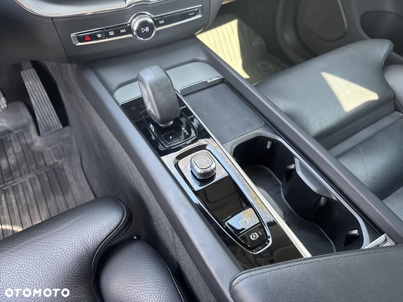 Volvo XC 60 B4 B Plus Dark - 16