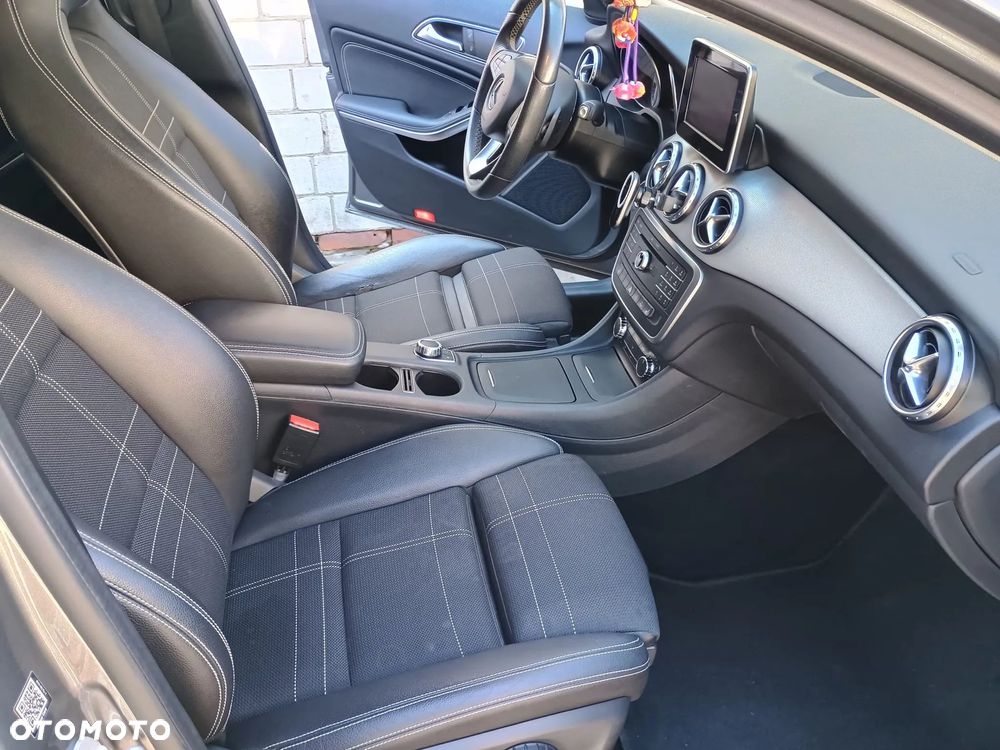 Mercedes-Benz GLA 200 7G-DCT - 11