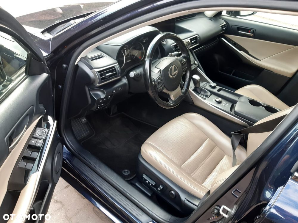 Lexus IS 300h Comfort - 11