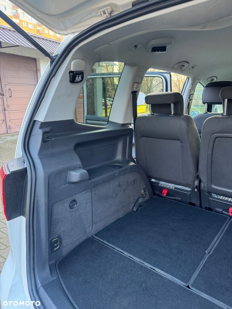 Volkswagen Touran - 31