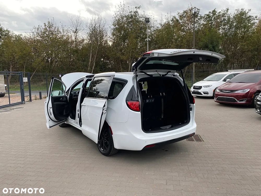 Chrysler Pacifica - 11