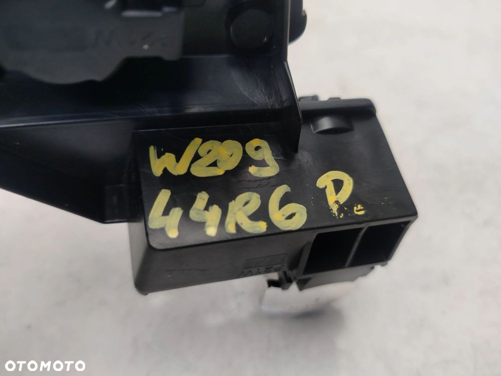 MERCEDES CLK W209 02R- WKŁAD GNIAZDO LAMPY TYŁ PRAWY A2098200677 - 9