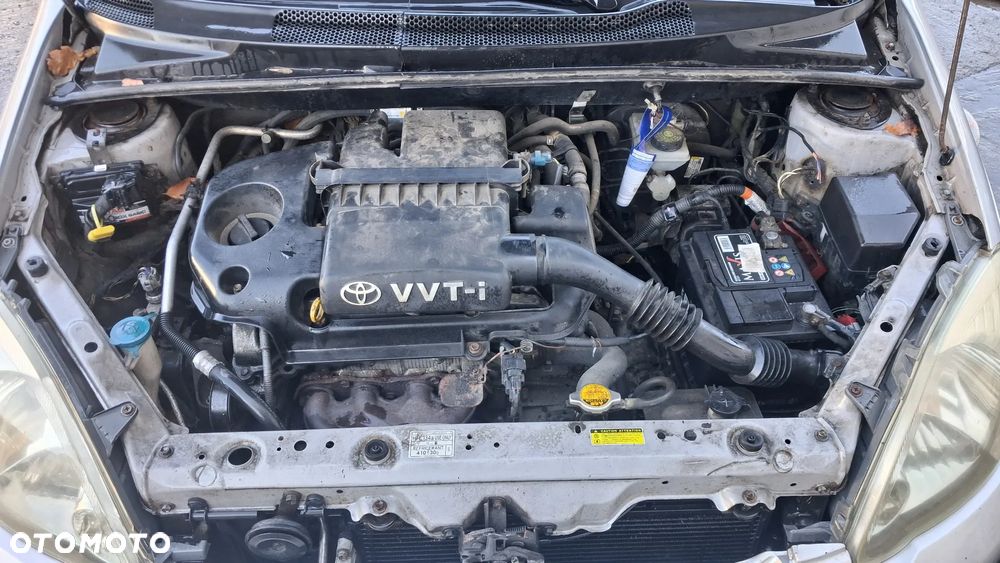 Na części Toyota Yaris I LIFT silnik 1.0 1SZ-FE , 1.3 VVY-i 2SZ-FE lakier 1E7 skrzynia maska zderzak drzwi klapa szyba fotel kanapa lusterko lampa - 8