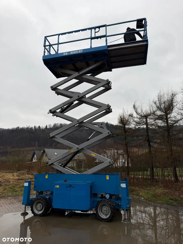 Genie Zwyżka Terenowa GS-4069RT Podnośnik Nożycowy Dźwig 14,5 metra jak Nowa z salonu! 960 mtg. 2013 rok, Pochodzi z Norweskiego urzędu Komuny. Zadbana! 4x4 Silnik Kubota. Zero Luzów i wycieków. Aktualne Serwisy DEKRA BMWT. Wysuwany Balkon. Sterowana z dołu i góry. Okazja Tanio !! Dokumentacja! Bez DPF, adBLUE - 16