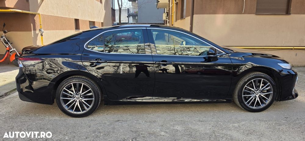 Toyota Camry Luxury - 12