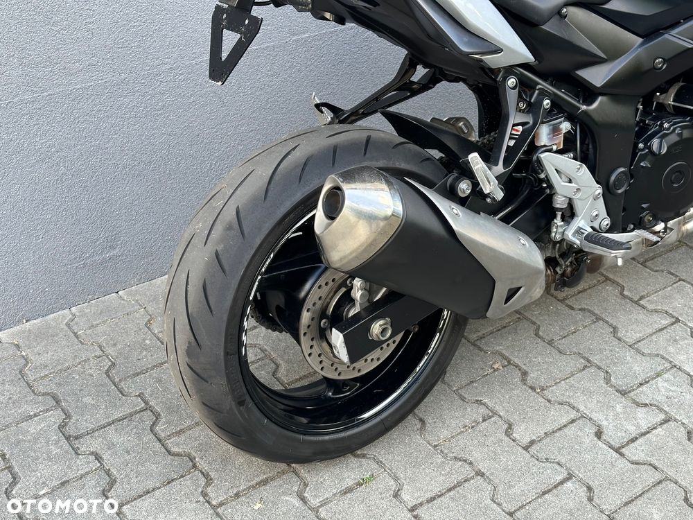 Suzuki GSR - 23