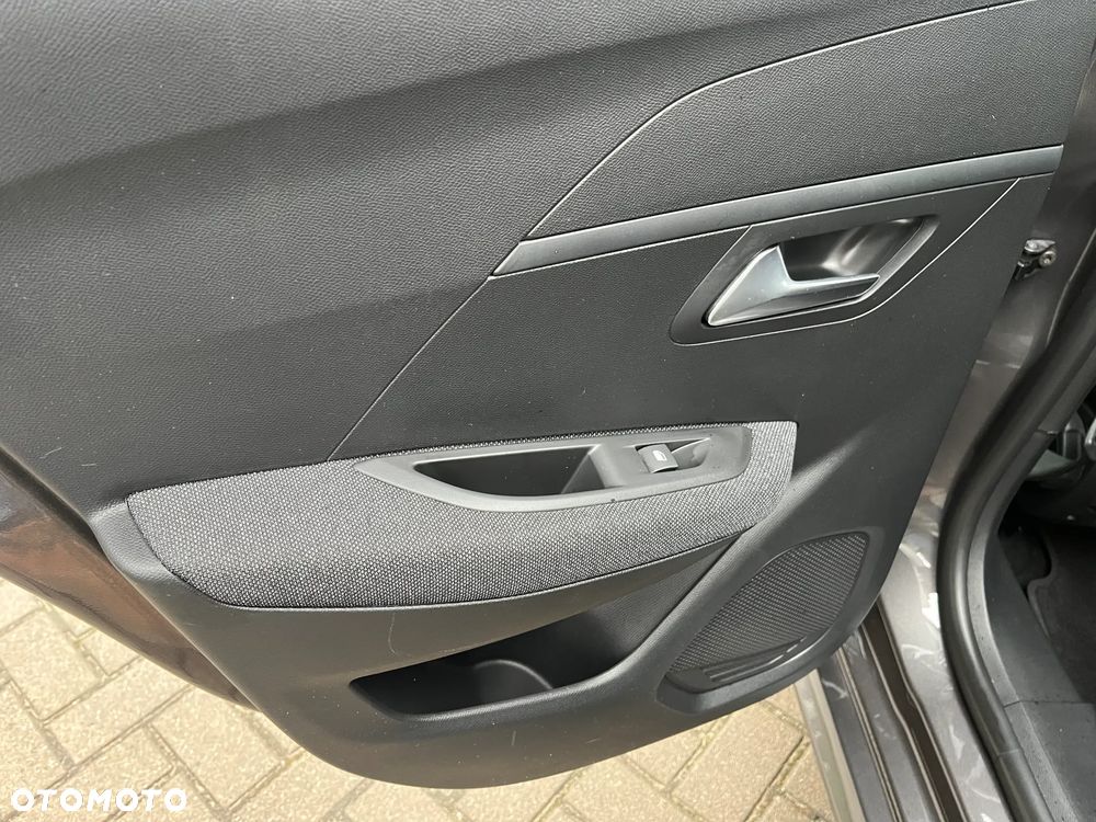 Peugeot 208 PureTech 100 EAT8 Allure - 16