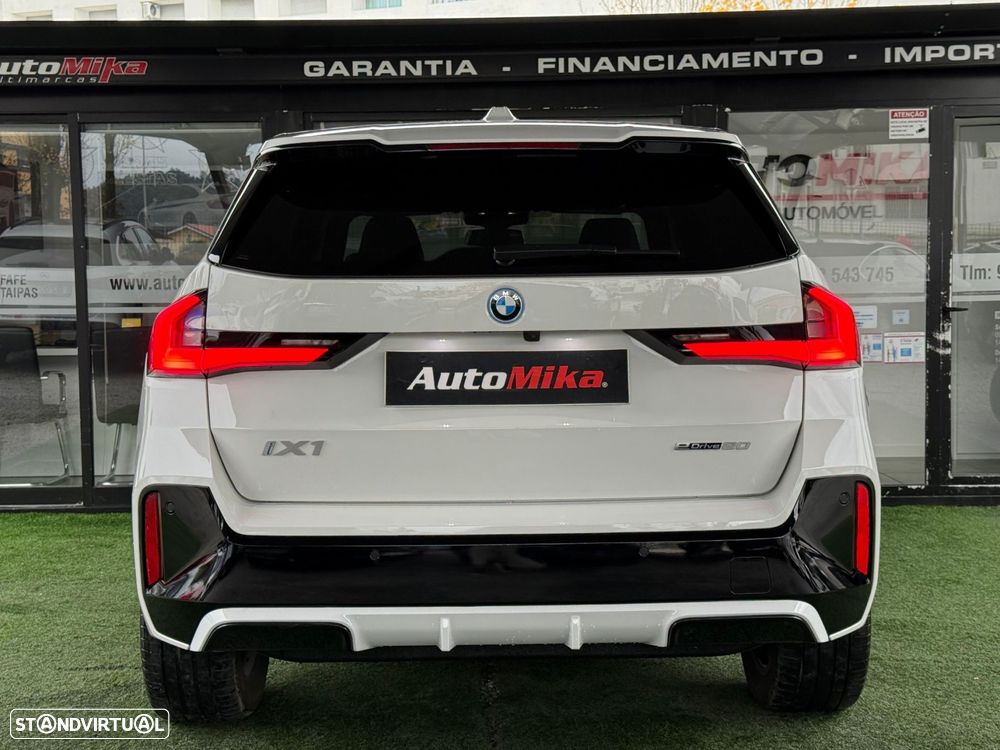 BMW iX1 eDrive20 Pack Desportivo M - 14