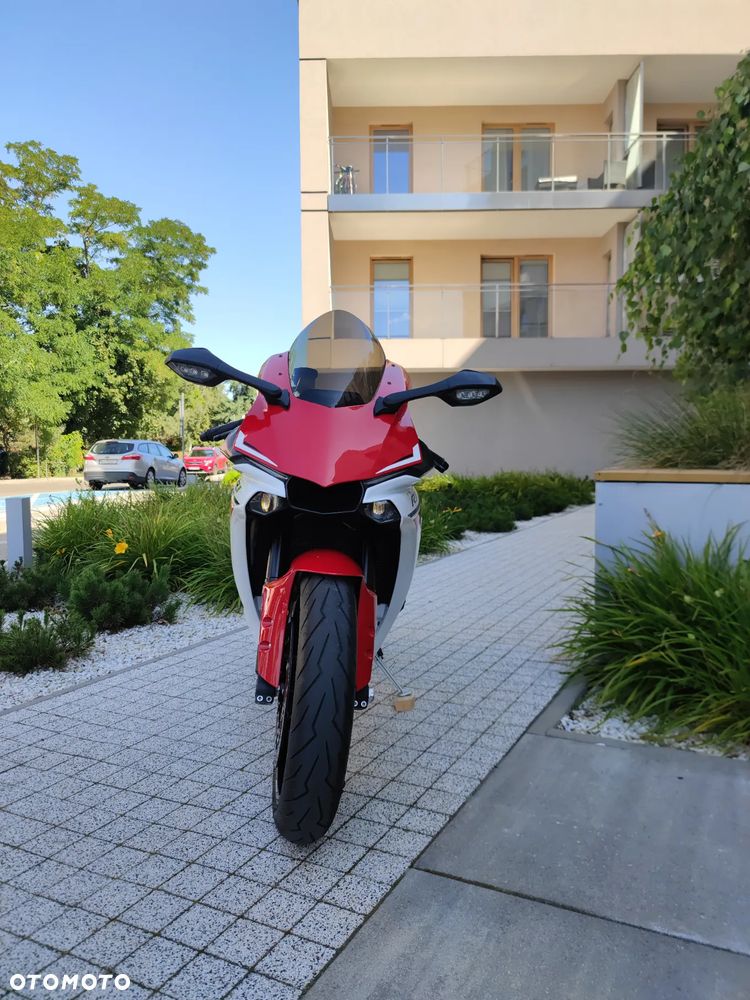 Yamaha R1 - 6