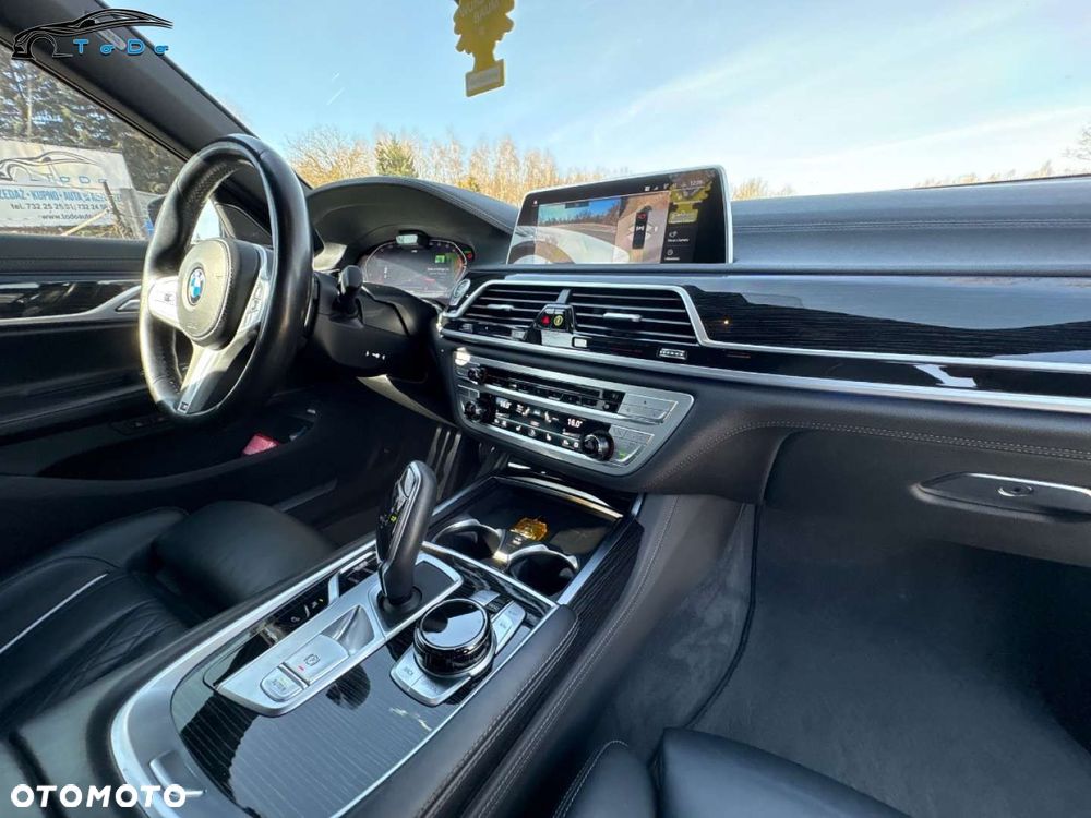 BMW Seria 7 750i xDrive sport - 33