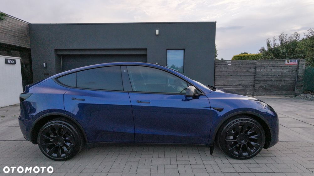 Tesla Model Y Long Range AWD - 12