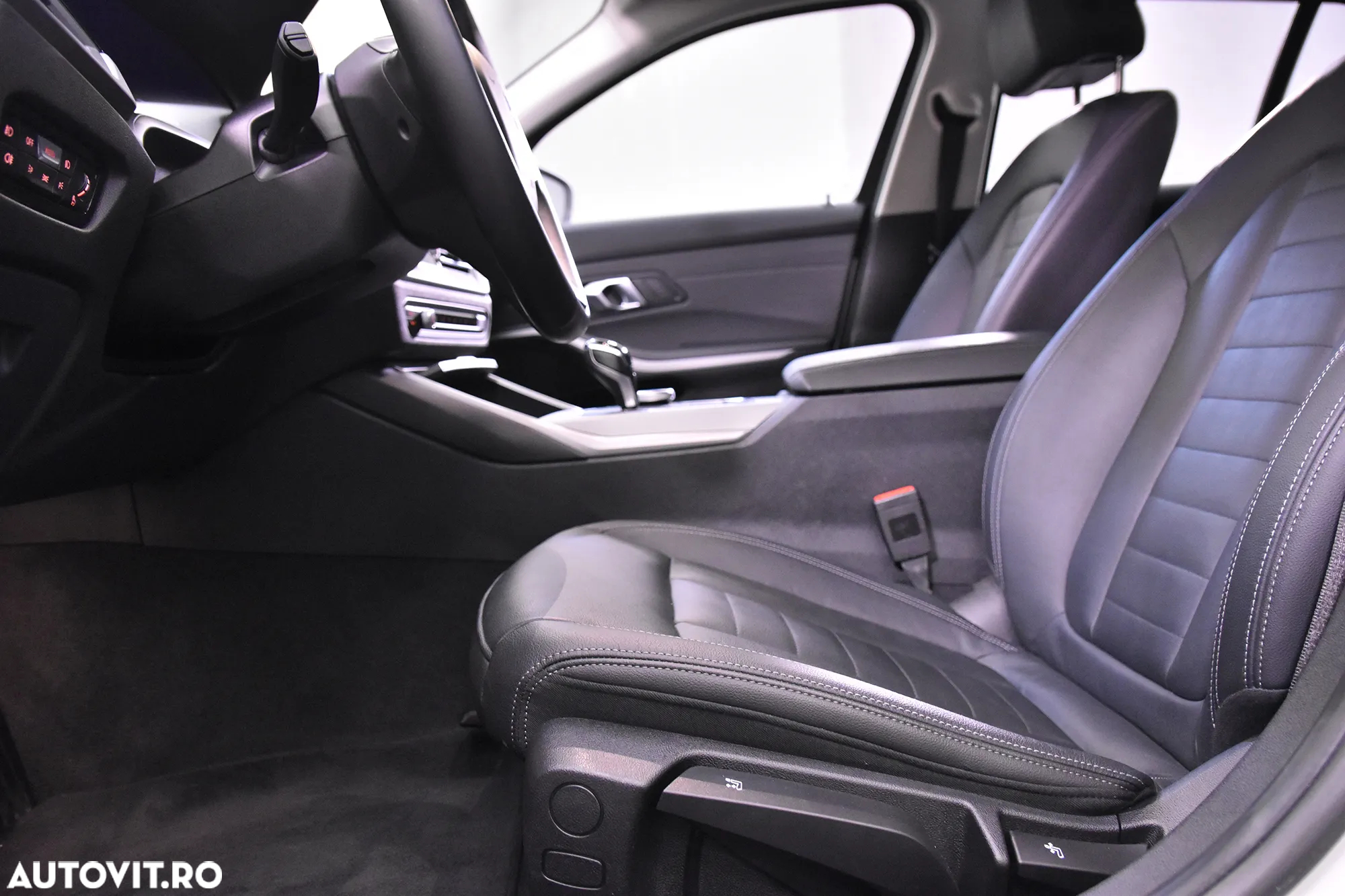 BMW Seria 3 318d Touring Aut. - 24