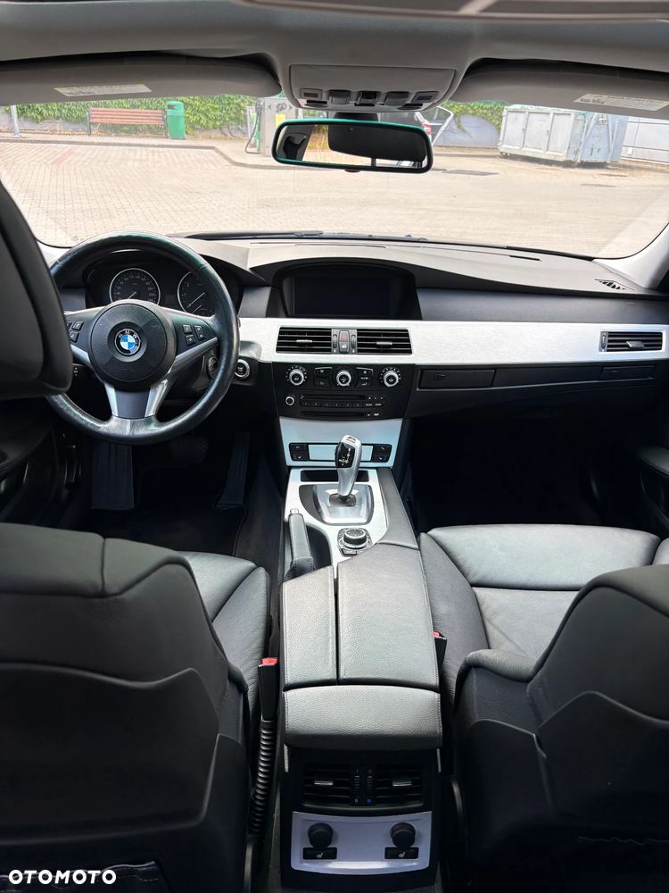 BMW Seria 5 550i - 28