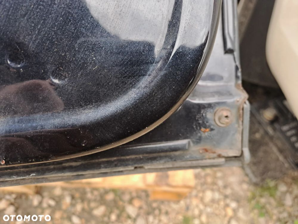 Volkswagen Passat B6 drzwi kompletne kod lakieru LC9X - 9