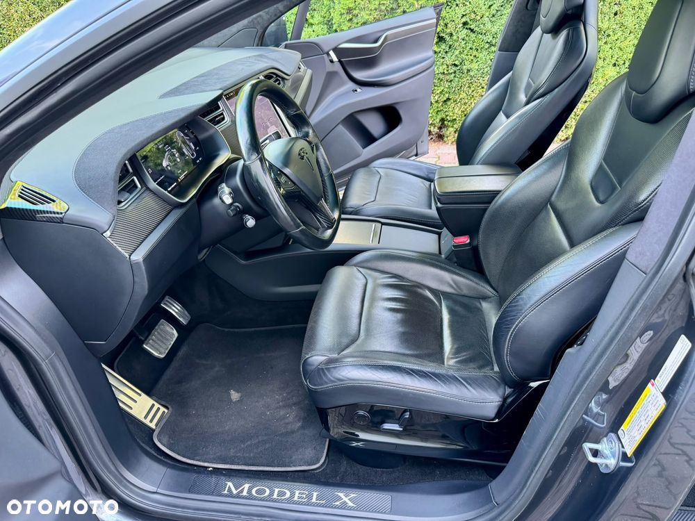 Tesla Model X - 11