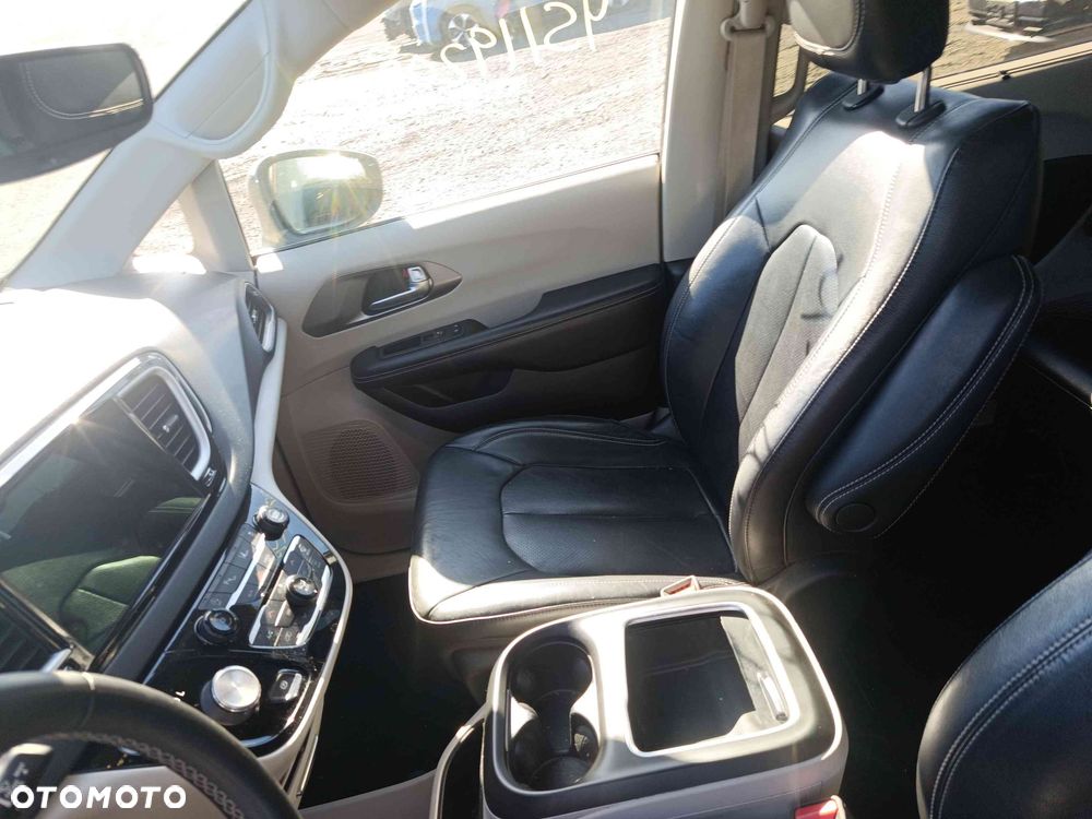 Chrysler Pacifica - 35