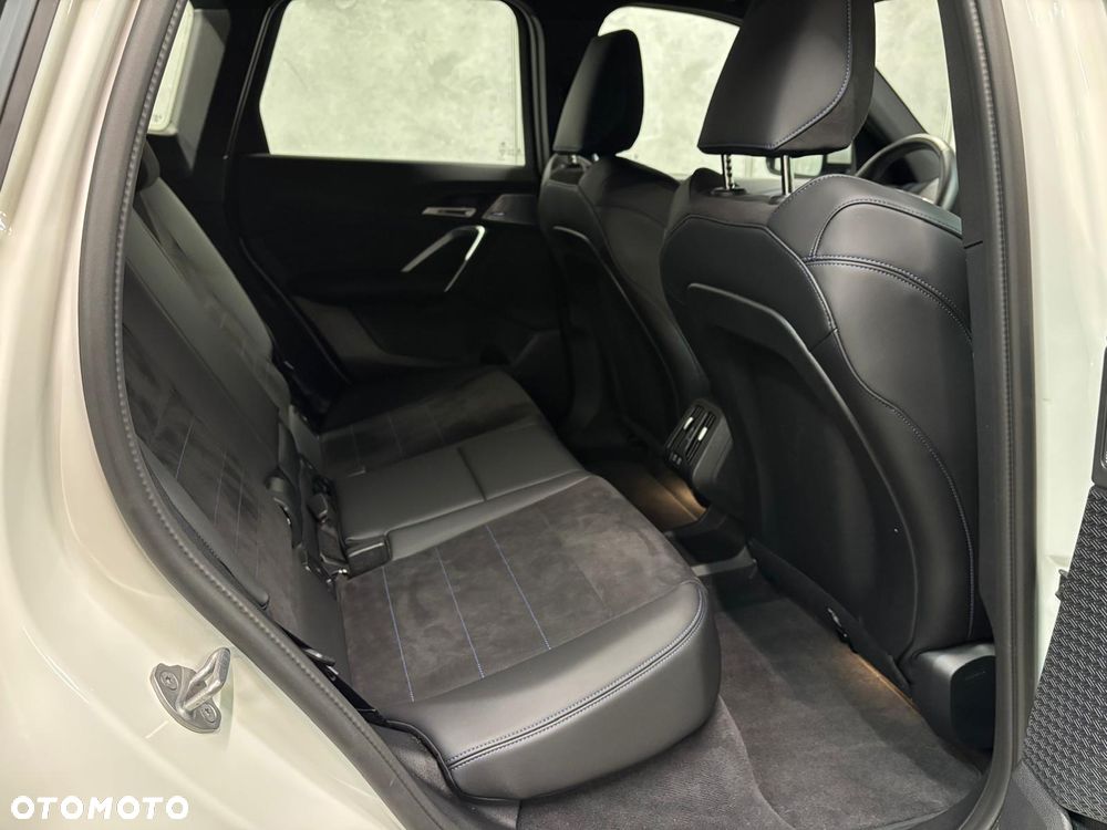 BMW iX1 eDrive20 66.5kWh M Sport - 16