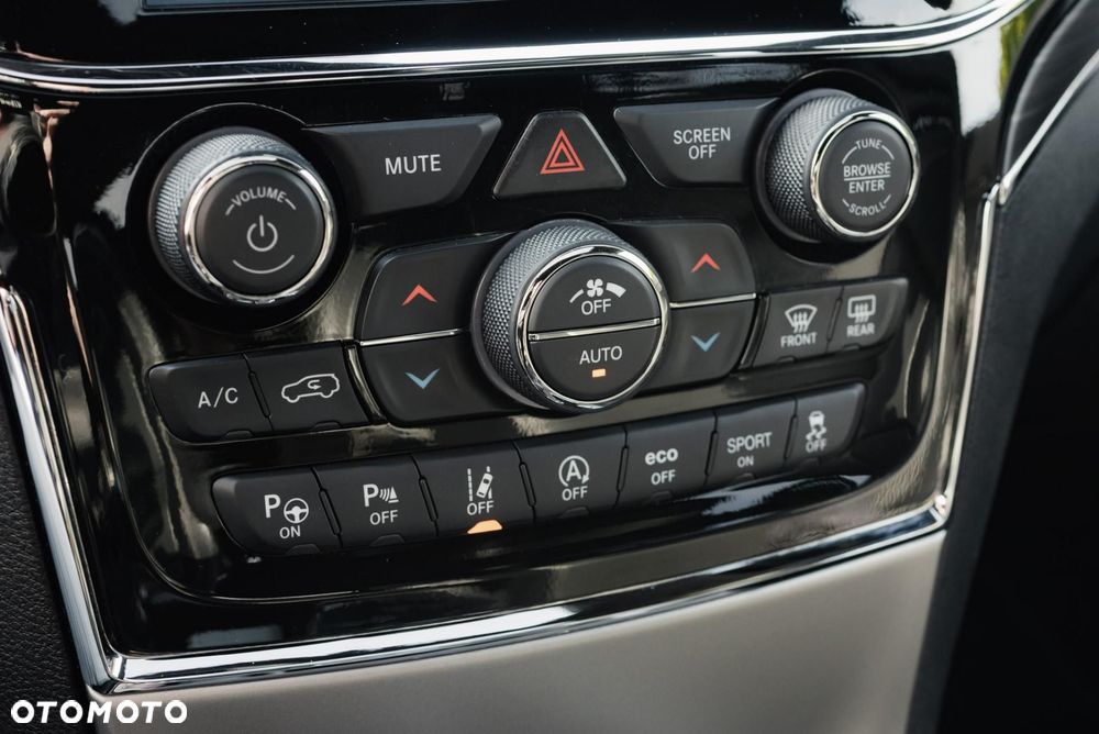 Jeep Grand Cherokee - 24