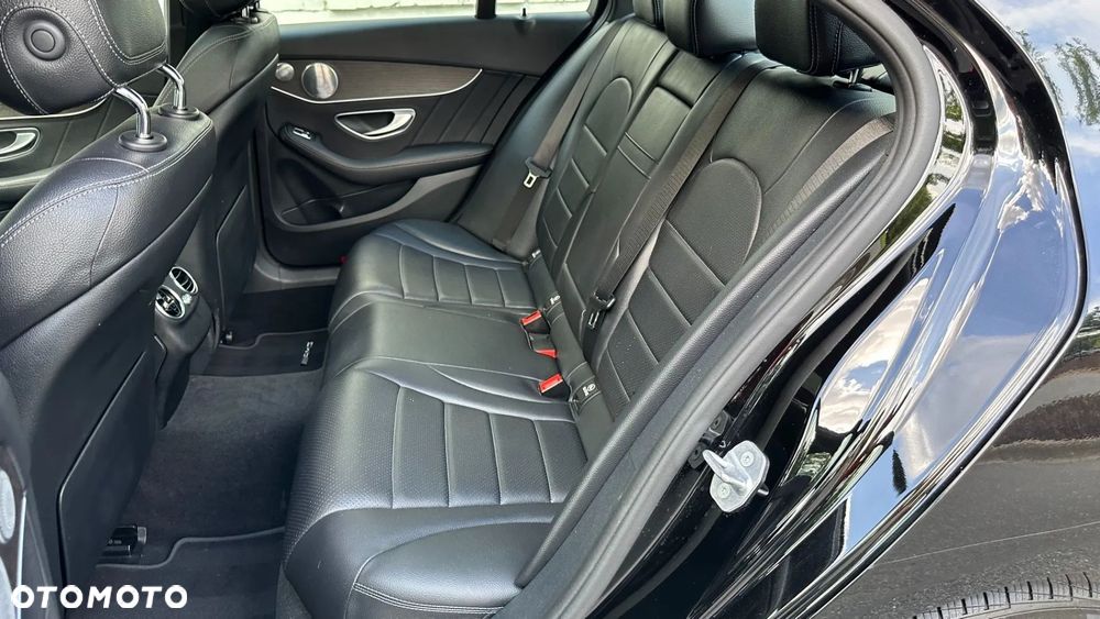 Mercedes-Benz Klasa C 300 9G-TRONIC AMG Line - 18