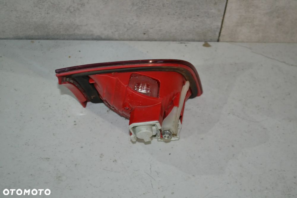 AUDI A3 8P SPORTBACK LAMPA TYŁ TYLNA PRAWA W KLAPĘ 8P4945094 - 2