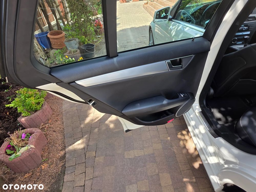 Mercedes-Benz Klasa C 180 BlueEFFICIENCY Avantgarde - 26