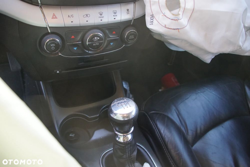 Auto na części - Fiat Freemont 2.0 MultiJet 140 KM 939B5000 C63563517 628 2014R Silnik Skrzynia Drzwi Błotnik Lusterko Zderzak Klapa Lampa Deska Kokpit Sterownik Moduł Czujnik Licznik Wyświetlacz Kierownica Panel - 14