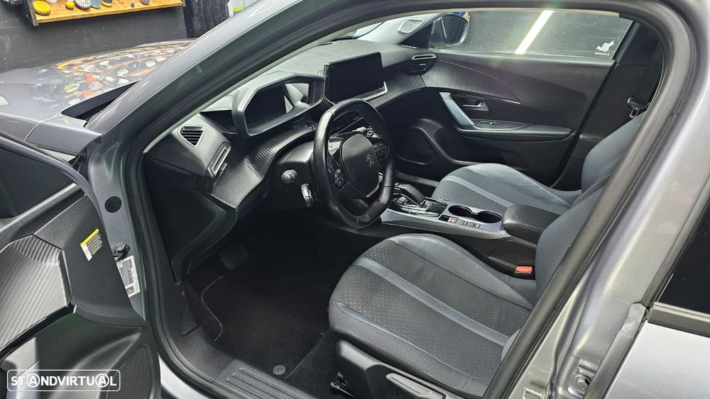 Peugeot e-2008 Allure - 8