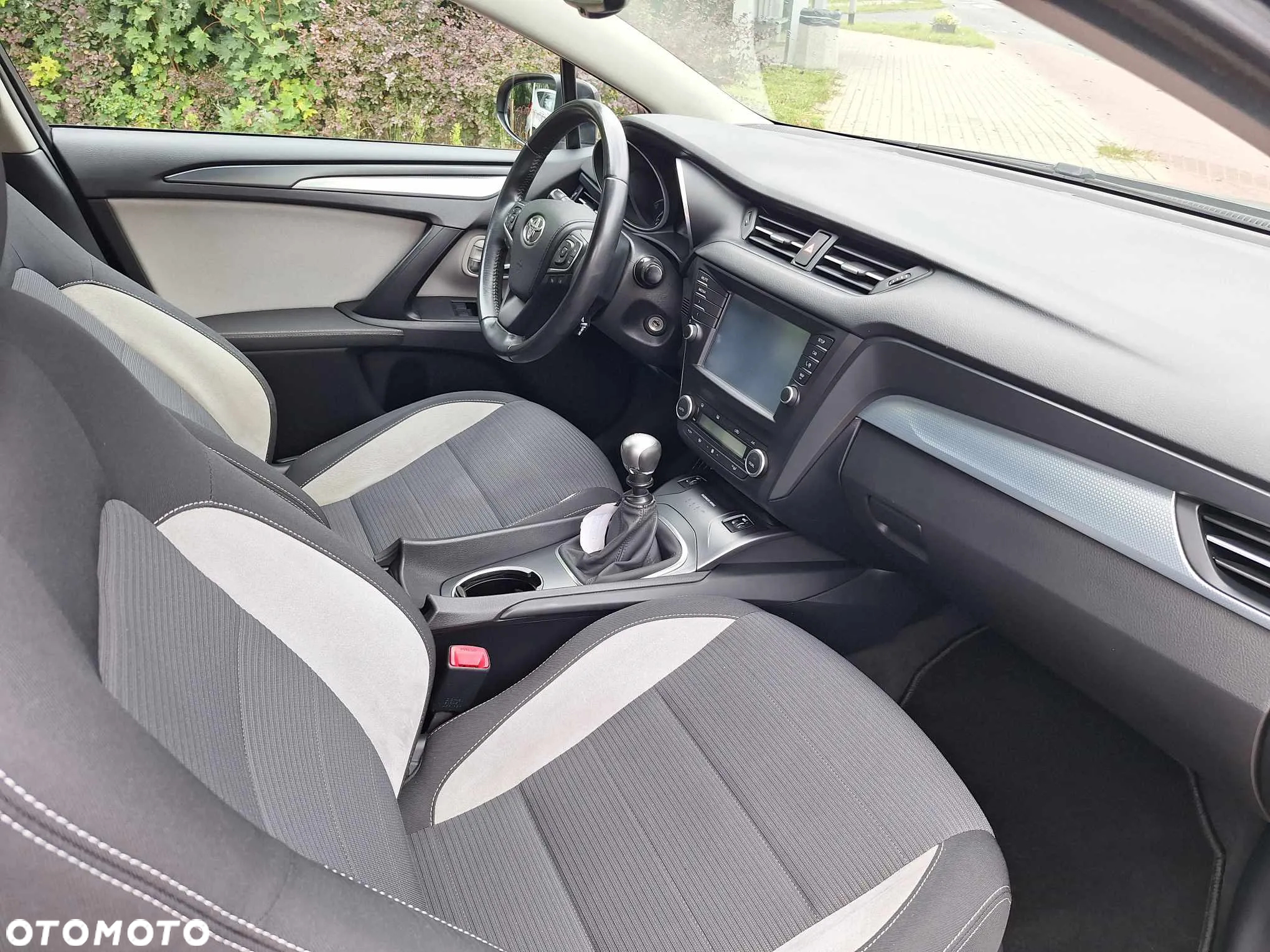 Toyota Avensis 2.0 D-4D Premium - 14