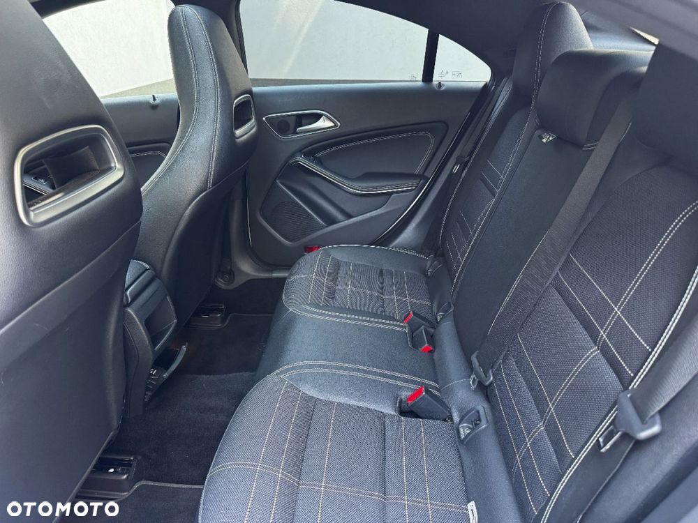 Mercedes-Benz CLA 180 Urban - 23