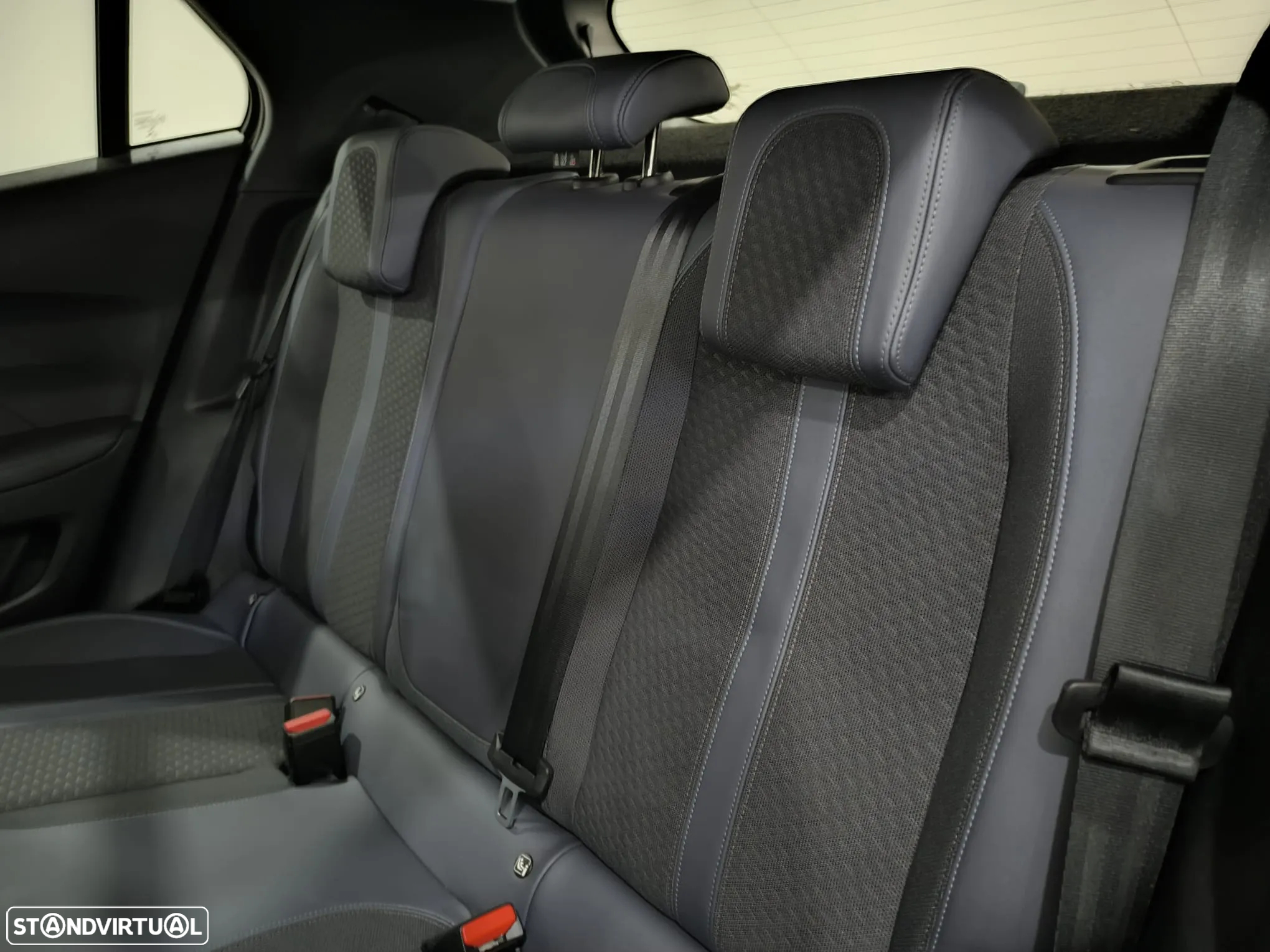 Peugeot 2008 1.2 PureTech Allure - 27