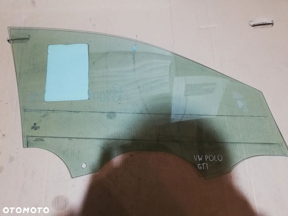SZYBA BOCZNA DRZWI LEWY PRZÓD PRZEDNIA VW POLO 18r
