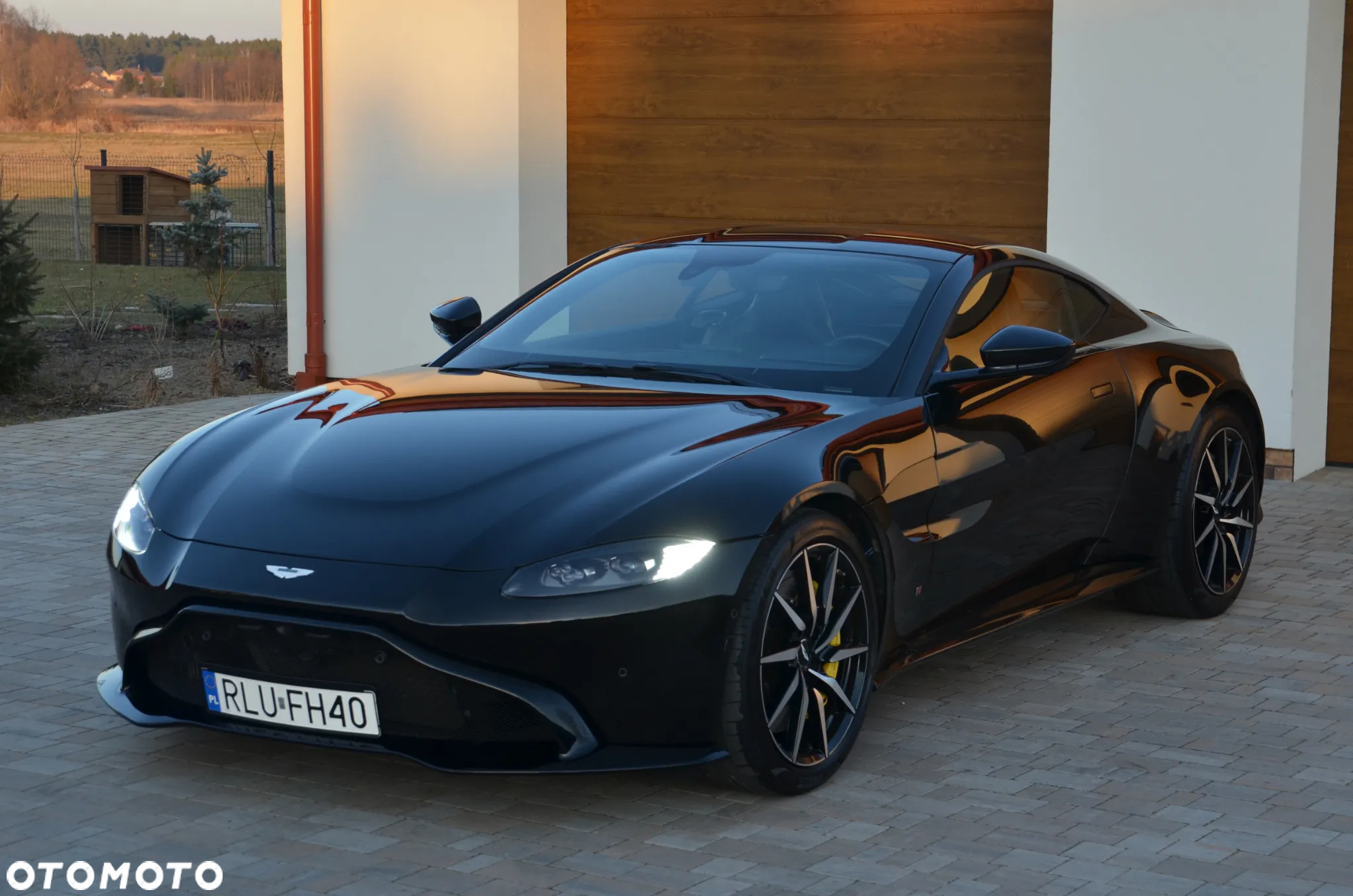 Aston Martin V8 Vantage Standard - 4