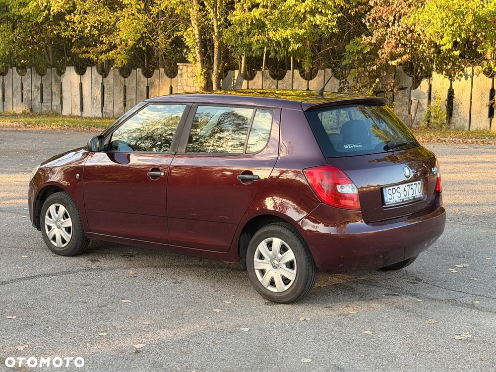 Skoda Fabia 2010 photo 3