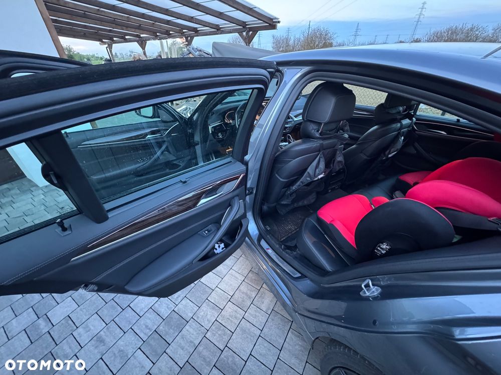 BMW Seria 5 M550i xDrive sport - 17