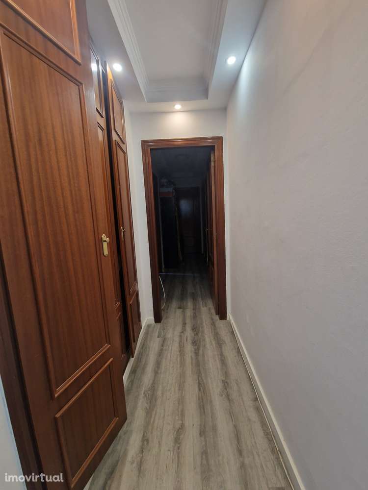 Apartamento de 4 assoalhadas inserido em prédio com elevador - Grande imagem: 4/7