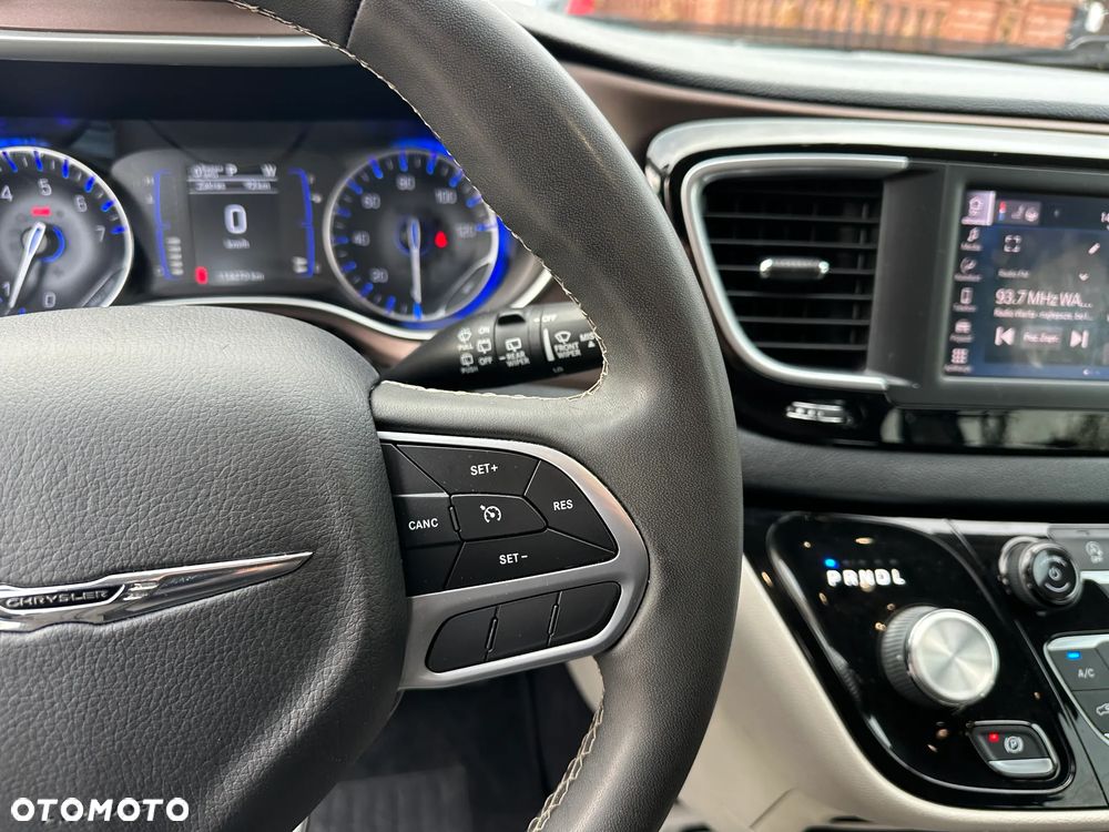 Chrysler Pacifica - 11