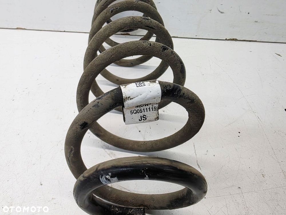 SPRĘŻYNA TYLNA LEWA LUB PRAWA AUDI A3 8V VOLKSWAGEN SEAT SKODA 5Q0511115JS - 2