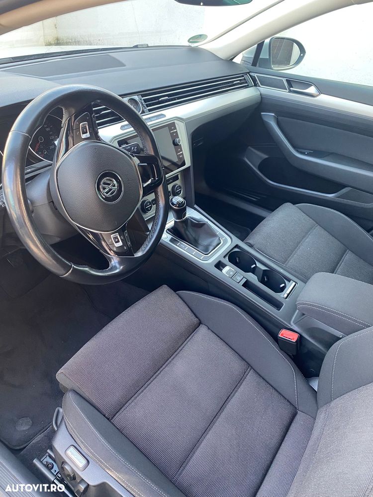 Volkswagen Passat - 11