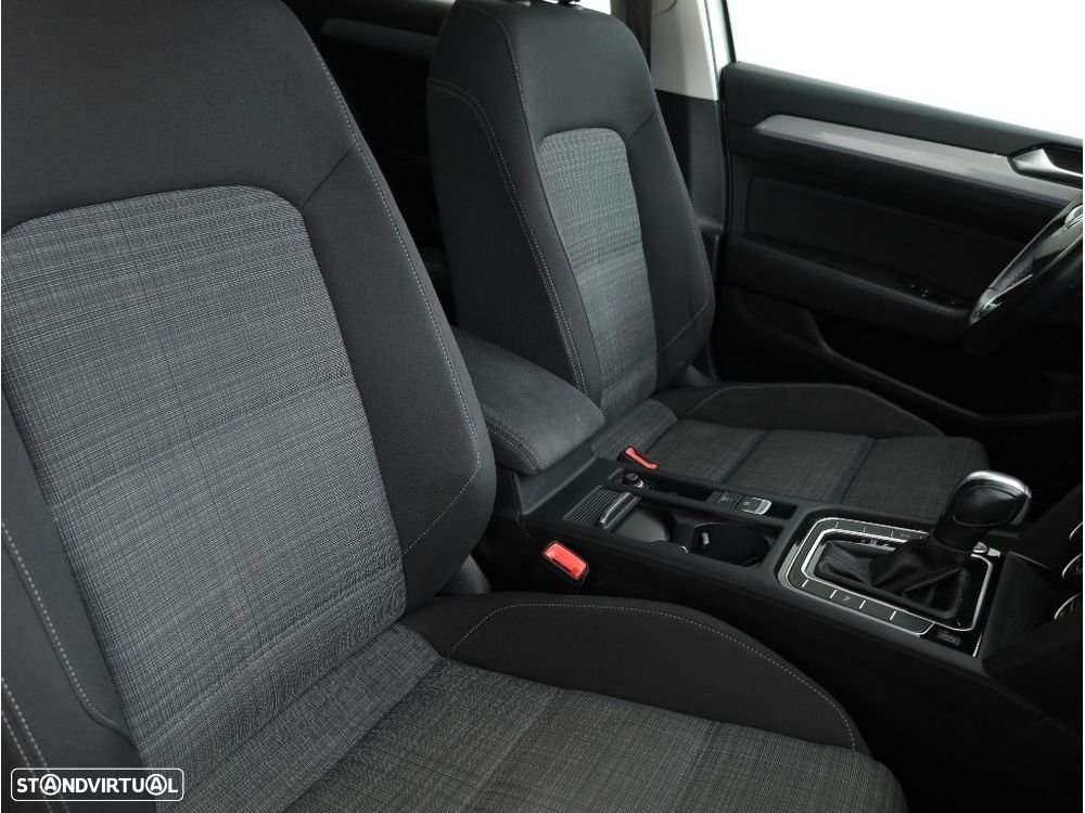 VW Passat Variant 1.6 TDI Business DSG - 14