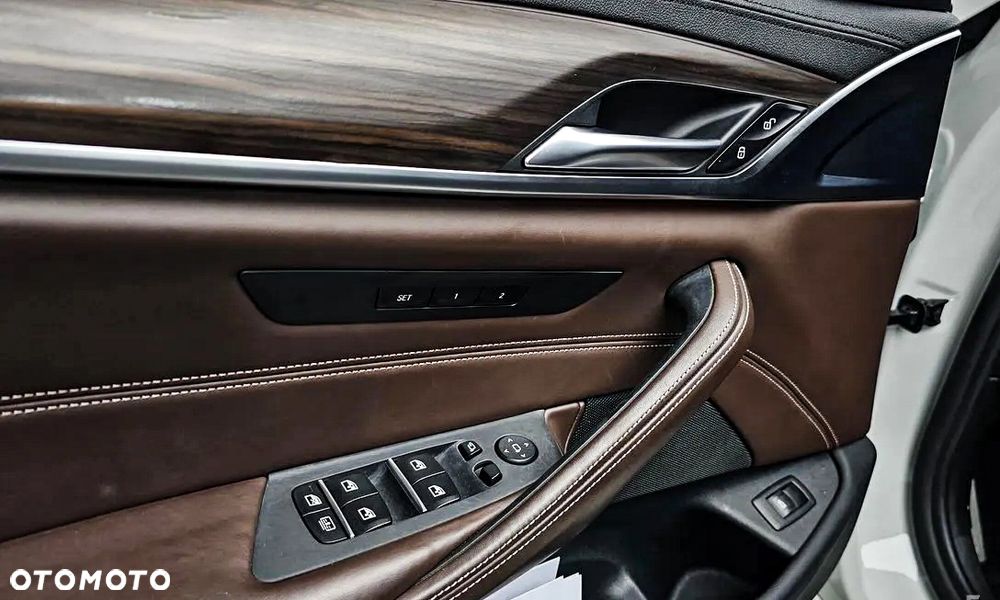 BMW Seria 5 530i xDrive M Sport Edition - 18