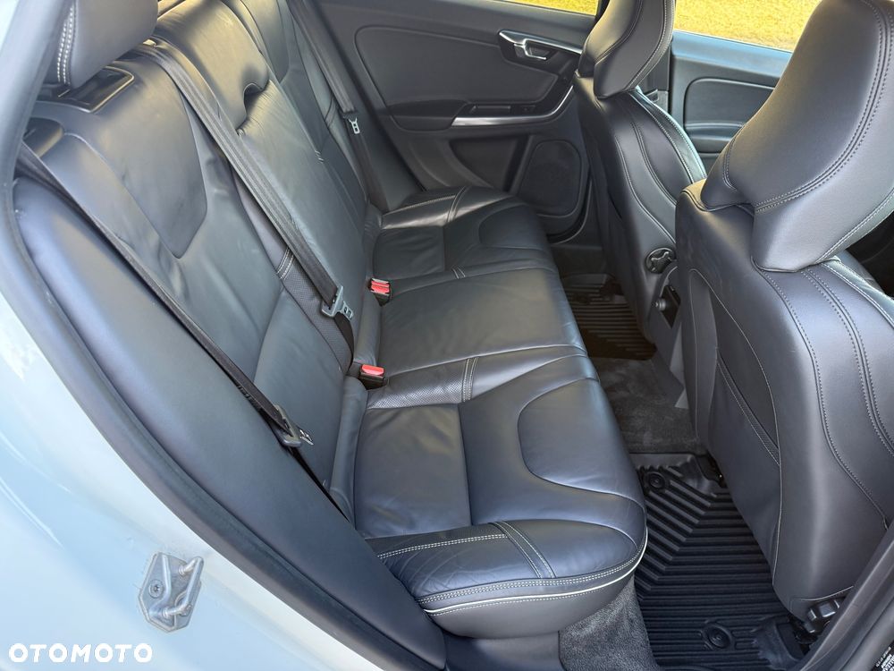 Volvo V60 D4 Drive-E R-Design Summum - 28