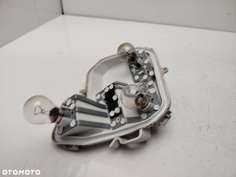 AUDI A4 B7 KOMBI WKŁAD GNIAZDO LAMPY PRAWY TYŁ 484062R - 3