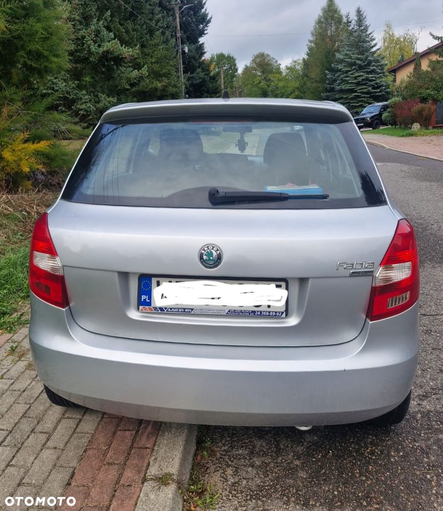 Skoda Fabia 2011 photo 2